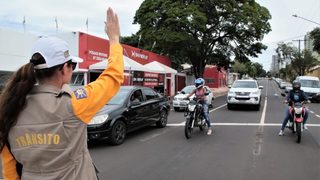 Agente do trânsito interrompe o fluxo de veículos na região central de Campo Grande. (Foto: Reprodução/Agetran)