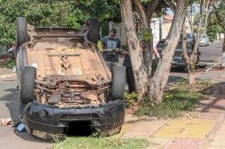 Motorista avan&ccedil;a preferencial e carro capota em cruzamento 