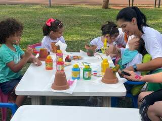 Pequenos realizam oficina de pintura em vasos de plantas. (Foto: Denise Dal Farra)