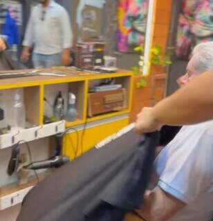Puccinelli em trecho de vídeo &#34;sextando&#34; em barbearia do Camelódromo. (Foto: Reprodução)
