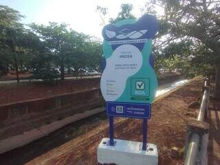 Placa de monitoramento da qualidade da água dos córregos em Campo Grande (Foto: Alison Silva)