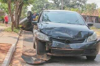 Motorista avan&ccedil;a preferencial e carro capota em cruzamento 