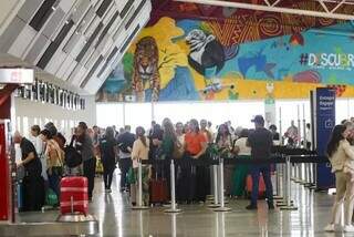 Movimento do Aeroporto de Campo Grande na quinta-feira (5). (Foto: Henrique Kawaminami)