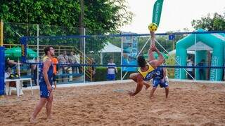 Duplas disputando partida de futevôlei nas areias de Campo Grande (Foto: Lucas Castro/Fundesporte)