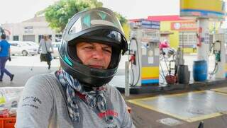 Motociclista Oldarques Pinto Neves prefere abastecer com gasolina independente do valor (Foto: Alex Machado)