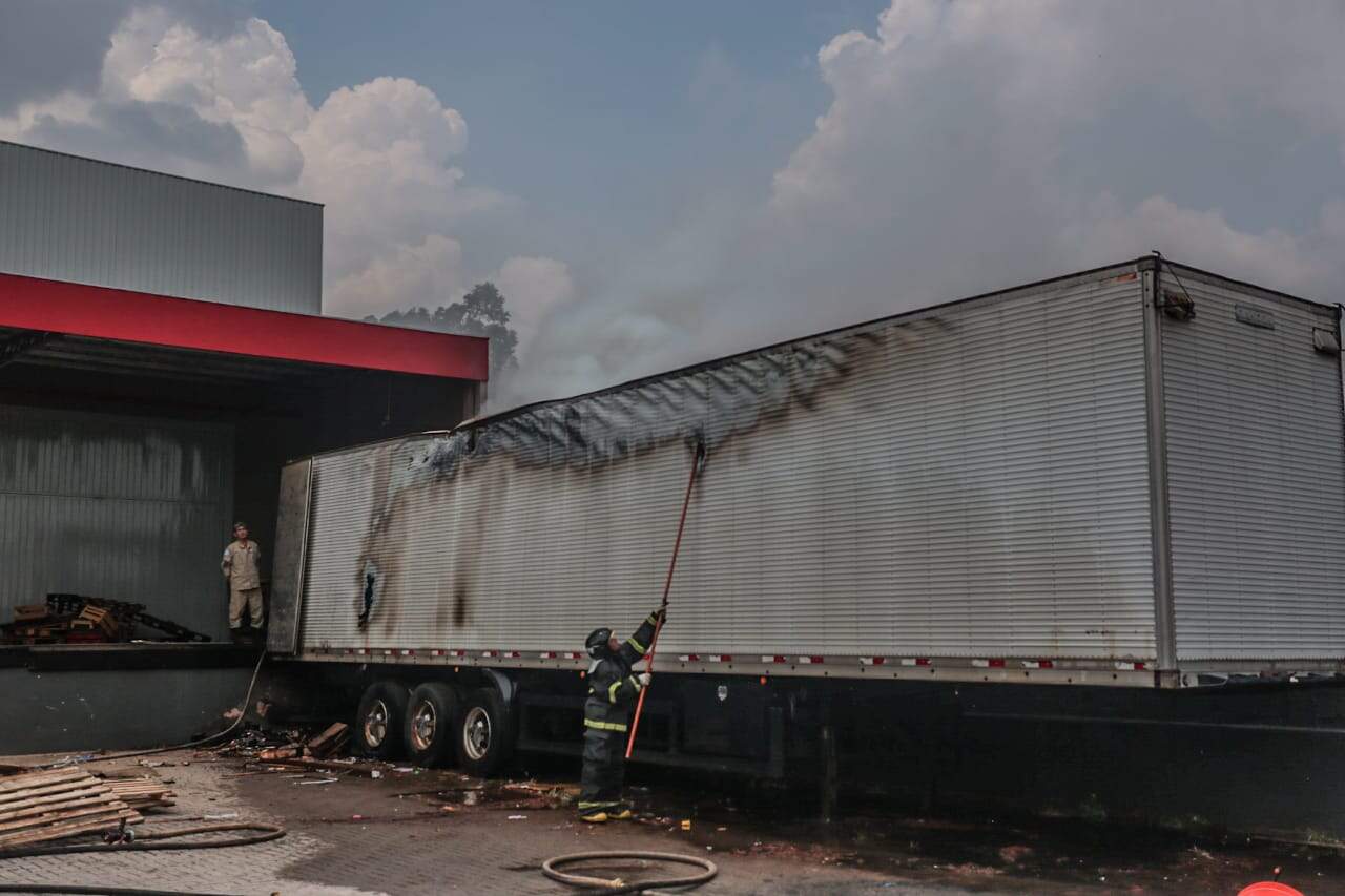 Fogo destrói carroceria de caminhão com carga de biscoitos em distribuidora