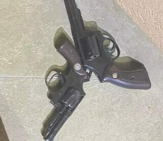 Armas que estavam com Octavio e também foram apreendidas. (Foto: Direto das Ruas)