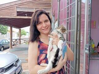 Kamila Mendes aproveitou a oportunidade para imunizar o gatinho Pietro (Foto: Idaicy Solano)