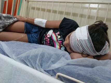 Com abscesso na cabeça, menina de cinco anos aguarda por vaga de cirurgia