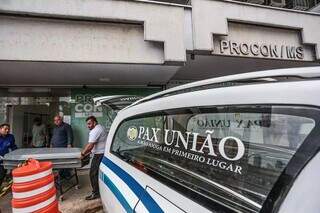 Corpo do empresário sendo retirado: morto com 3 tiros na cabeça. (Foto: Marcos Maluf)