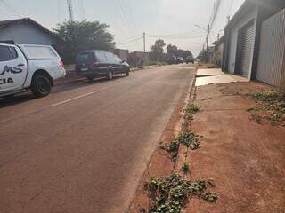 Viatura da perícia da Polícia Civil e carro funerário em frente a local de chacina. (Foto: Direto das Ruas)