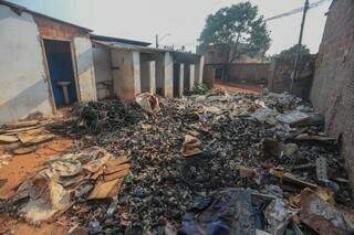 Entre hidrômetros fiação, entre outros objetos foram encontrados (Foto: Marcos Maluf)