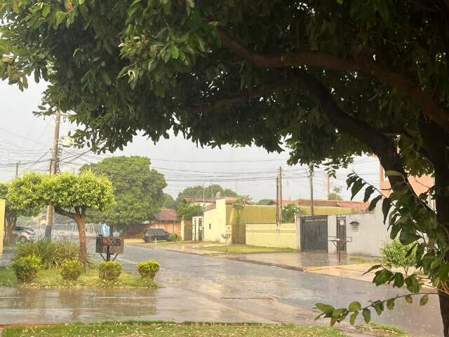 Dourados tem garoa em dia de alerta de temporal e calor&atilde;o de 40 graus