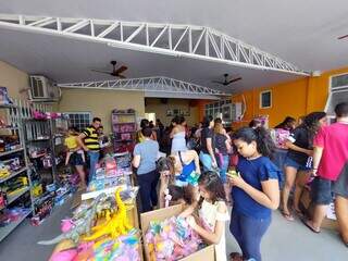 Primeira etapa do bazar está sendo realizada com brinquedos. (Foto: Aletheya Alves)