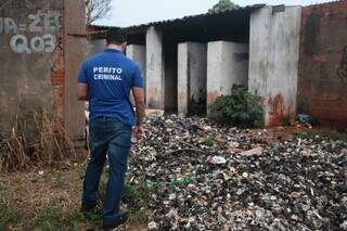 Perito criminal avalia hidrômetros encontrados em terreno. (Foto: Marcos Maluf)