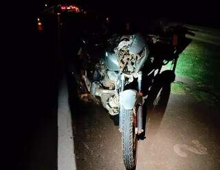 Frente da motocicleta ficou completamente destruída. (Foto: Reprodução/PNews)