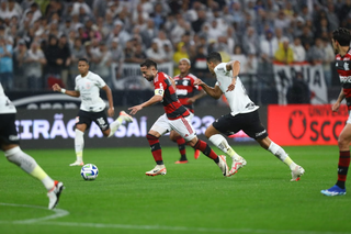 Gerson com a posse da bola. (Foto: Gilvan de Souza/Flamengo)