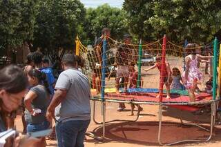Crianças se divertindo no pula-pula em ação social no Jardim Noroeste (Foto: Marcos Maluf)