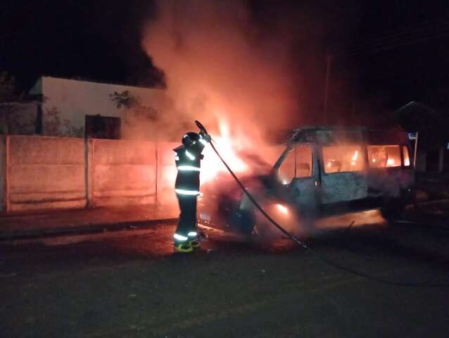 Van &eacute; destru&iacute;da por fogo e pol&iacute;cia investiga se inc&ecirc;ndio foi criminoso