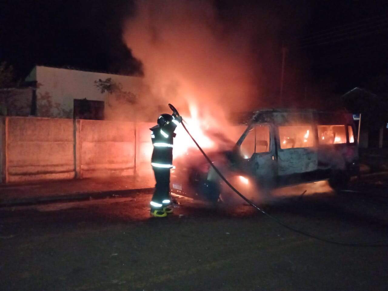 Van é destruída por fogo e polícia investiga se incêndio foi criminoso