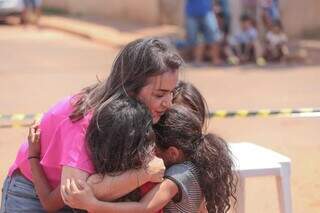 Prefeita Adriane Lopes (PP) abraçando crianças do projeto Fazer o Bem no Jardim Noroeste (Foto: Marcos Maluf)