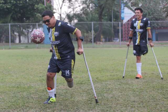 Times de amputados e surdos mostram que futebol &eacute; para todos