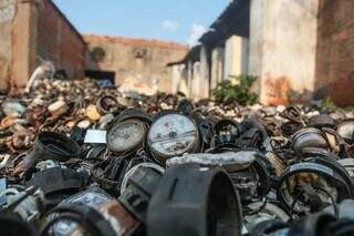 Centenas de hidrômetros foram encontrados no depósito da Rua Zeca Neto (Foto: Marcos Maluf)