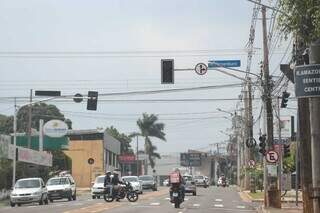 Semáforo desligado, na Rua Ceará esquina com a Rua Pernambuco (Foto: Marcos Maluf)