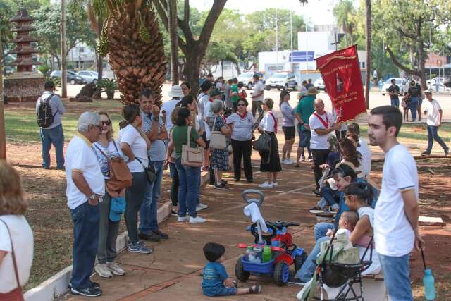 Cat&oacute;licos se concentram na Pra&ccedil;a do R&aacute;dio para caminhar contra o aborto