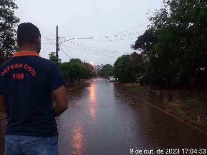 Dourados registra chuva intensa com dois pontos alagados