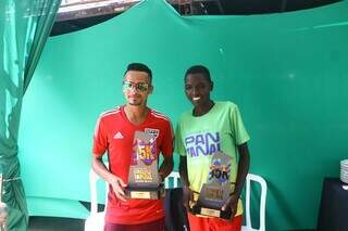 Fábio Jesus ao lado da corredora queniana Scholastica Jepkemboi, ganhadora na elite feminina (Foto: Paulo Francis)