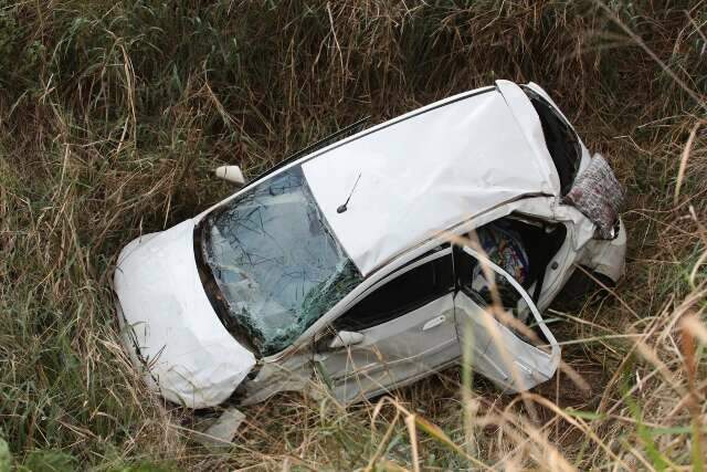 Jovens ficam feridos em capotagem na volta de campeonato