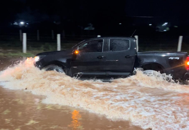 Chuva forte arrasta carro derruba árvores e alaga avenidas Interior