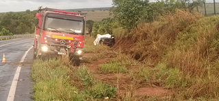 Caminhão do Corpo de Bombeiros realiza diligências no local do acidente. (Foto: Elenize Oliveira/Cenário MS)