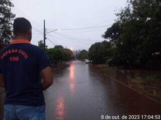 Defesa Civil realiza vistoria em rua alagada após o temporal. (Foto: Reprodução)