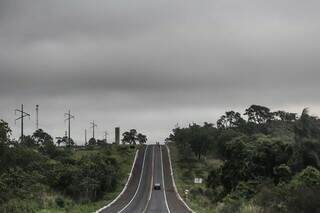 Nuvens carregadas na BR-262, macroanel de Campo Grande, próximo ao Autódromo Internacional Orlando Moura (Foto: Marcos Maluf)