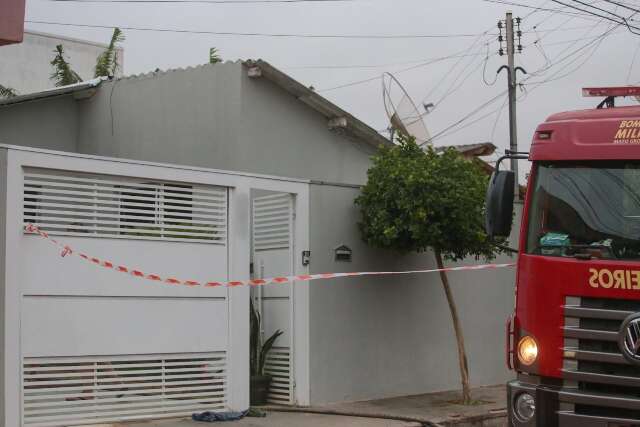 Vizinhos invadem casa no Estrela do Sul para tentar controlar inc&ecirc;ndio 