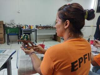 Oficinas de artesanato regional têm sido desenvolvidas em presídios de MS. (Foto: Divulgação/Agepen)