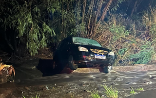 Carro foi arrastado pela enxurrada (Foto: reprodução / Jornal da Nova) 