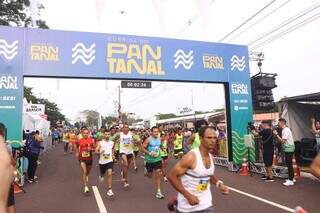 Largada do percurso de 15 km, nos altos da Avenida Afonso Pena (Foto: Paulo Francis)