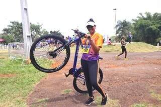 Manicure Rosilene Marques dos Santos, com a bicicleta que ganhou no sorteio da Corrrida do Pantanal. (Foto: Paulo Francis)