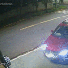 Condutor invade calçada, vai embora deixando estragos e revolta moradora