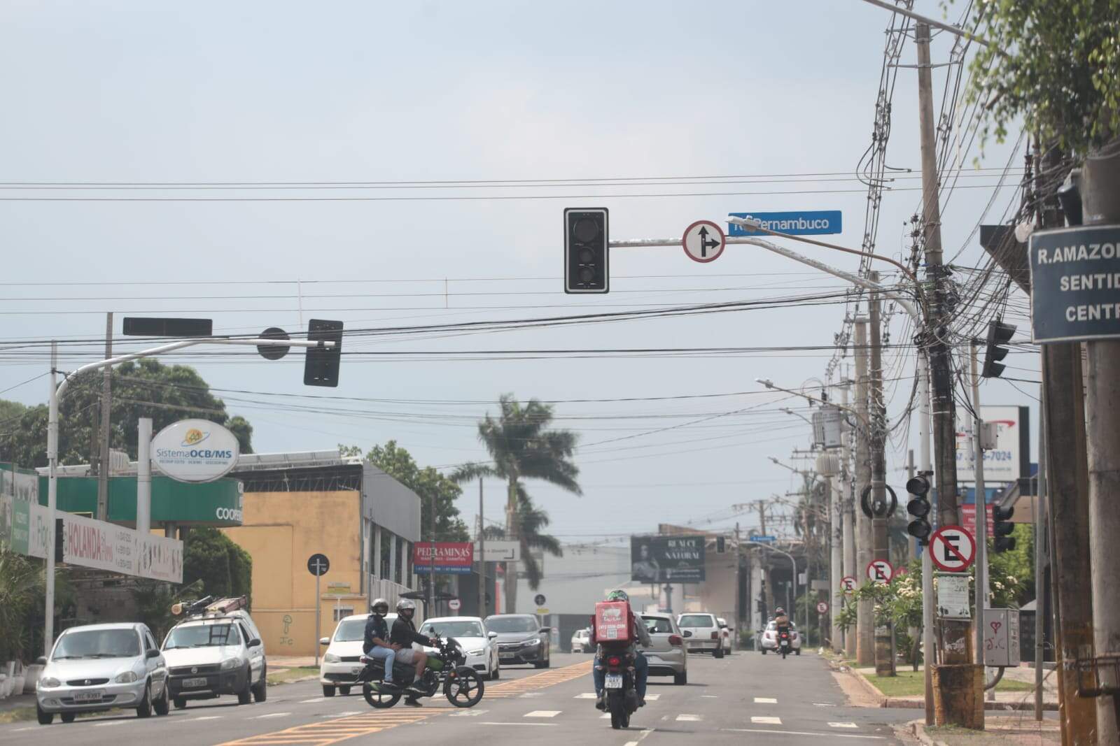 Semáforos ficam desligados e moradores sem energia após transformador estourar