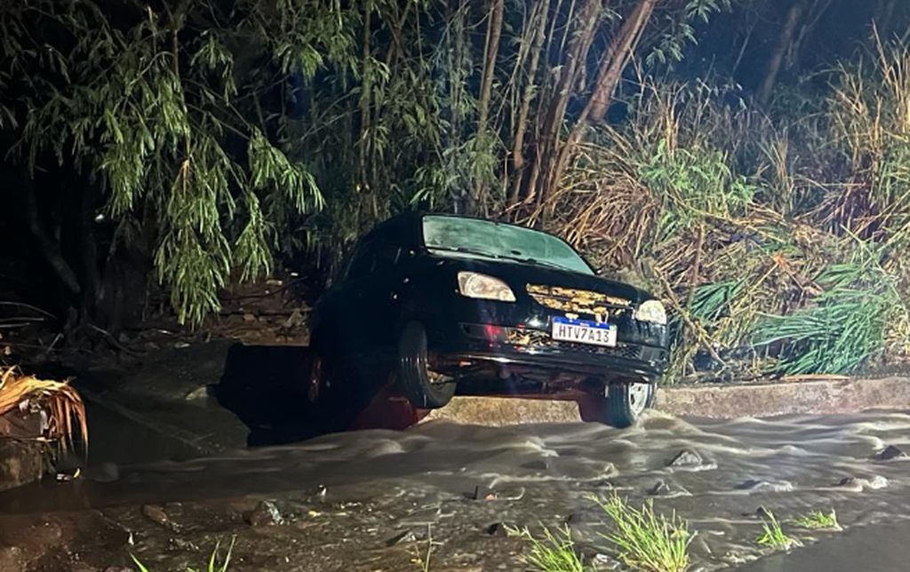 Chuva forte arrasta carro derruba árvores e alaga avenidas Interior