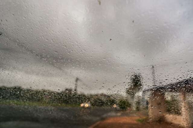 Tempo esfria com garoa e segue alerta de tempestade