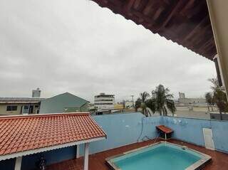 Choveu por poucos minutos na região do bairro Jardim dos Estados, mas as nuvens continuam carregadas (Foto: Everson Castilho)