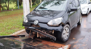 Carro ficou com a frente danificada (Foto: reprodução / Dourados News) 