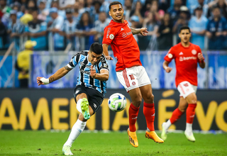 Luiz Suarez finaliza no gol em Grenal enquanto Alan Patrick olha chute adversário (Foto: divulgação)