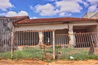 Sem janelas e portas, casa abandonada no Coophasul vira problema