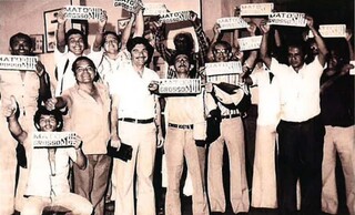 Clientes do Bar do Zé, na Barão do Rio Branco, se alegrando com a criação de MS (Foto: Arquivo histórico)